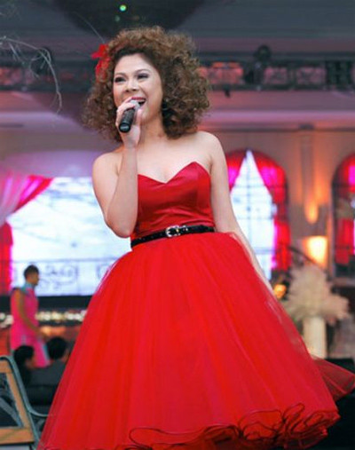 'Búp bê' Thanh Thảo luôn có phong cách ăn diện trẻ trung. Cô nổi bật trên sân khấu trong bộ váy đỏ rực rỡ, điểm nhấn là chiếc dây lưng bản nhỏ màu đen. 'Búp bê' Thanh Thảo luôn có phong cách ăn diện trẻ trung. Cô nổi bật trên sân khấu trong bộ váy đỏ rực rỡ, điểm nhấn là chiếc dây lưng bản nhỏ màu đen.