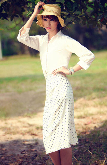 Một chiếc áo sơ mi các màu kết hợp với chân váy là giải pháp an toàn nhất với các tín đồ có bộ ngực "chũm cau" Một chiếc áo sơ mi các màu kết hợp với chân váy là giải pháp an toàn nhất với các tín đồ có bộ ngực "chũm cau"