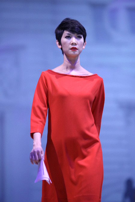 Một chiếc váy suông, cổ vừa phải cùng gam màu đỏ nổi bật giúp Xuân Lan thật xinh đẹp Một chiếc váy suông, cổ vừa phải cùng gam màu đỏ nổi bật giúp Xuân Lan thật xinh đẹp