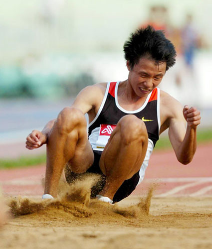 VĐV Nguyễn Văn Hùng giành HCV nhảy xa 3 bước. Ảnh: Bóng đá +