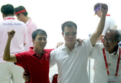 Trần Quốc Cường (trái) chia vui cùng Hoàng Xuân Vinh.