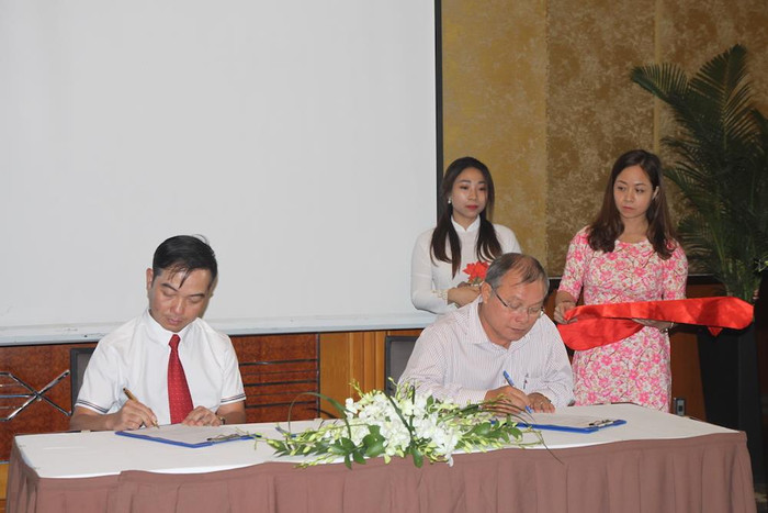 Đại diện các trường đại học, cao đẳng ký ghi nhớ với Công ty cổ phần sách Đại học - Dạy nghề phối hợp về xuất bản sách, giá trình, tài liệu trong thời gian tới. Đại diện các trường đại học, cao đẳng ký ghi nhớ với Công ty cổ phần sách Đại học - Dạy nghề phối hợp về xuất bản sách, giá trình, tài liệu trong thời gian tới.