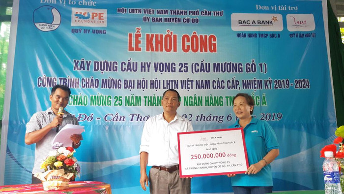 Ông Phan Nhật Tính, Giám đốc BAC A BANK Chi nhánh Cần Thơ trao tặng 250 triệu đồng cho Quỹ Hy Vọng - đơn vị thực hiện xây dựng cây cầu. Ông Phan Nhật Tính, Giám đốc BAC A BANK Chi nhánh Cần Thơ trao tặng 250 triệu đồng cho Quỹ Hy Vọng - đơn vị thực hiện xây dựng cây cầu.