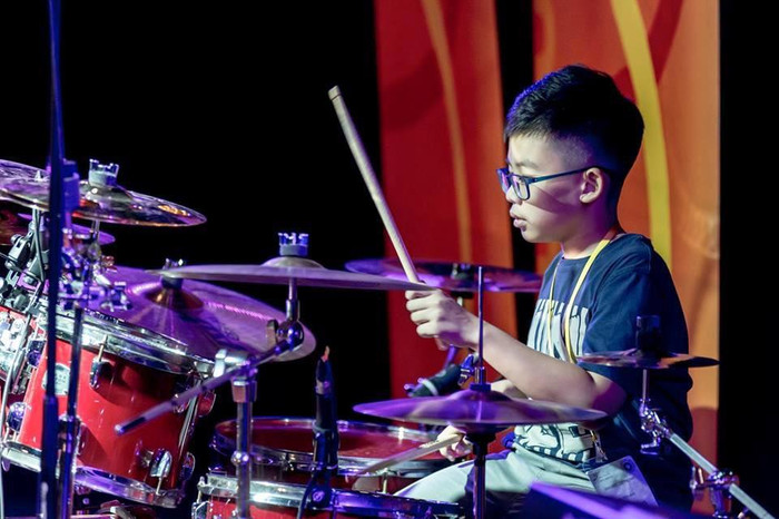 Tay trống “nhí” An Nam Anh tự tin trình diễn tài năng trên sân khấu Liên hoan Nghệ thuật Châu Á Thái Bình Dương. Tay trống “nhí” An Nam Anh tự tin trình diễn tài năng trên sân khấu Liên hoan Nghệ thuật Châu Á Thái Bình Dương.