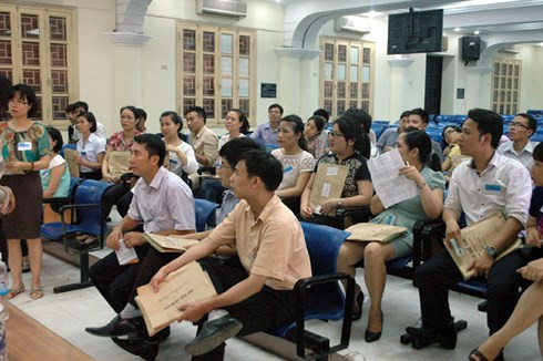 Cán bộ nhận đề thi về phát cho thí sinh. (Ảnh minh họa: Infonet.vn) Cán bộ nhận đề thi về phát cho thí sinh. (Ảnh minh họa: Infonet.vn)