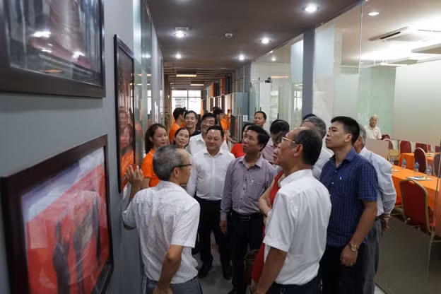 Tiến sĩ Nguyễn Khắc Thành – Hiệu trưởng Đại học FPT đã chia sẻ về lịch sử thành lập và những dấu mốc quan trọng của Trường tại khu Bảo tàng với đại diện các Trường Đại học, Cao đẳng ngoài công lập.