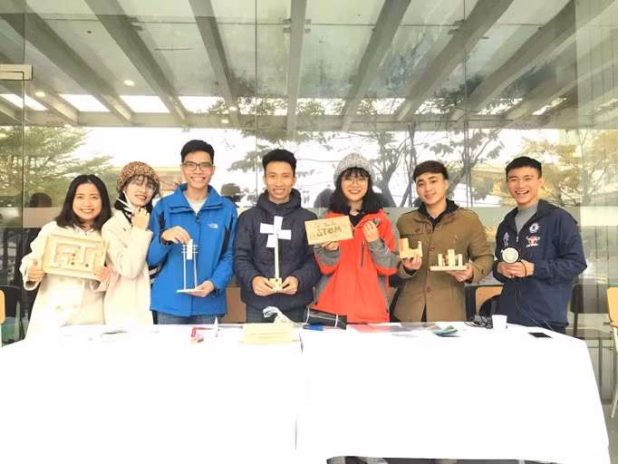 Phạm Việt Dũng, đứng giữa, cùng các bạn trong câu lạc bộ Giáo viên STEM. (Ảnh: CTVCC)