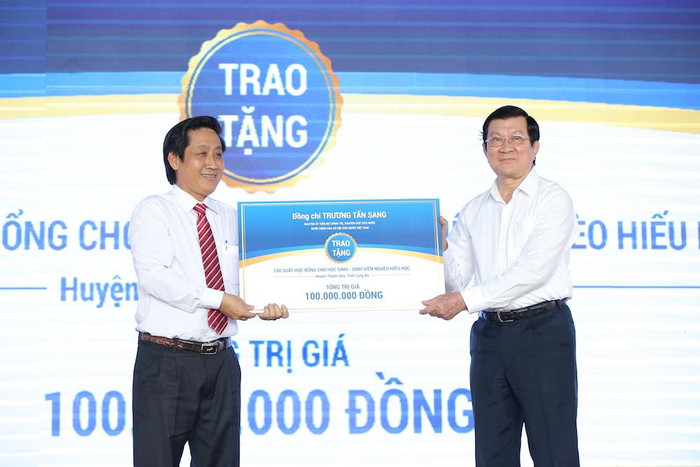 Nguyên Chủ tịch nước Trương Tấn Sang tặng học bổng cho học sinh, sinh viên nghèo tại buổi lễ. Nguyên Chủ tịch nước Trương Tấn Sang tặng học bổng cho học sinh, sinh viên nghèo tại buổi lễ.