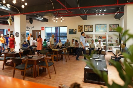 Khi tham quan không gian Little UK các đại diện đã bày tỏ sự ấn tượng với không gian học tập tiếng Anh hiện đại của các sinh viên Trường Đại học FPT. Khi tham quan không gian Little UK các đại diện đã bày tỏ sự ấn tượng với không gian học tập tiếng Anh hiện đại của các sinh viên Trường Đại học FPT.