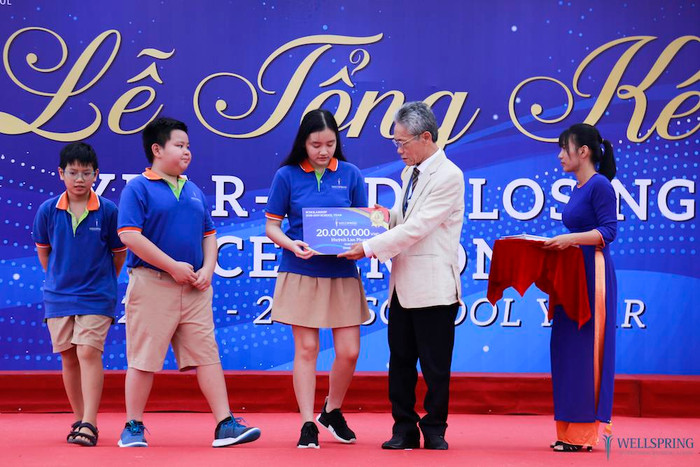 Thầy Tổng hiệu trưởng trao phần thưởng cho học sinh xuất sắc đã giành Huy chương Vàng tại các kỳ thi quốc tế. Thầy Tổng hiệu trưởng trao phần thưởng cho học sinh xuất sắc đã giành Huy chương Vàng tại các kỳ thi quốc tế.