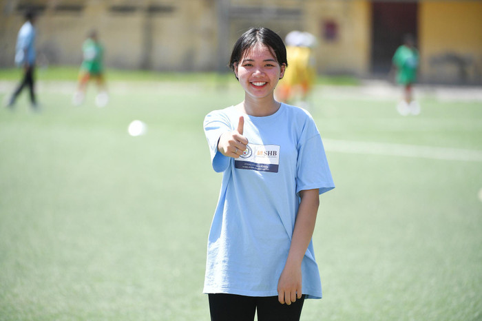 Phạm Thị Mai, làng SOS Hải Phòng vui mừng được tham gia ngày hội bóng đá cùng bạn bè. “Tại đây con đã được thực hành các kiến thức, kỹ năng học được tại Young Leader lần thứ 4 vừa qua. Con rất mong là mình sẽ lại được tham dự nhiều hoạt động vui và bổ ích như thế này nữa”, Mai chia sẻ Phạm Thị Mai, làng SOS Hải Phòng vui mừng được tham gia ngày hội bóng đá cùng bạn bè. “Tại đây con đã được thực hành các kiến thức, kỹ năng học được tại Young Leader lần thứ 4 vừa qua. Con rất mong là mình sẽ lại được tham dự nhiều hoạt động vui và bổ ích như thế này nữa”, Mai chia sẻ