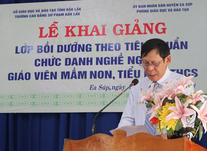 Ảnh minh họa một lễ khai giảng lớp bồi dưỡng chứng chỉ thăng hạng theo tiêu chuẩn chức danh nghề nghiệp giáo viên. (Nguồn: Easup.daklak.gov.vn) Ảnh minh họa một lễ khai giảng lớp bồi dưỡng chứng chỉ thăng hạng theo tiêu chuẩn chức danh nghề nghiệp giáo viên. (Nguồn: Easup.daklak.gov.vn)