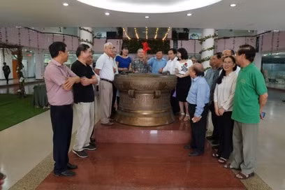 Các đại diện đã đánh lên những hồi trống giòn giã kỉ niệm chuyến thăm và làm việc tại Đại học FPT campus Hòa Lạc.