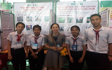 Em Nguyễn Trần Bảo Ly (Bìa bên trái) trong kì thi Nghiên cứu khoa học kỹ thuật cấp Tỉnh. (Ảnh kỷ yếu nhà trường)