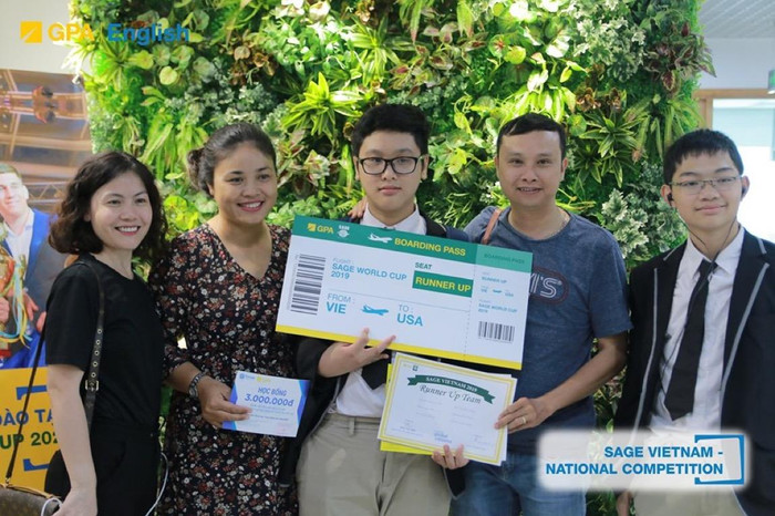 Gia đình Xuân Lâm và Minh Thông chụp ảnh lưu niệm tại Cuộc thi. (Nguồn: Sage Vietnam) Gia đình Xuân Lâm và Minh Thông chụp ảnh lưu niệm tại Cuộc thi. (Nguồn: Sage Vietnam)
