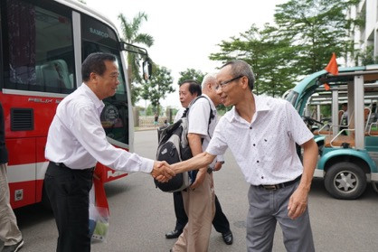 Các đại biểu của Hiệp hội các Trường Đại học, Cao đẳng ngoài công lập được Tiến sĩ Lê Trường Tùng - Chủ tịch Hội đồng quản trị Trường Đại học FPT và Tiến sĩ Nguyễn Khắc Thành - Hiệu trưởng Trường Đại học FPT tiếp đón nồng hậu. Các đại biểu của Hiệp hội các Trường Đại học, Cao đẳng ngoài công lập được Tiến sĩ Lê Trường Tùng - Chủ tịch Hội đồng quản trị Trường Đại học FPT và Tiến sĩ Nguyễn Khắc Thành - Hiệu trưởng Trường Đại học FPT tiếp đón nồng hậu.