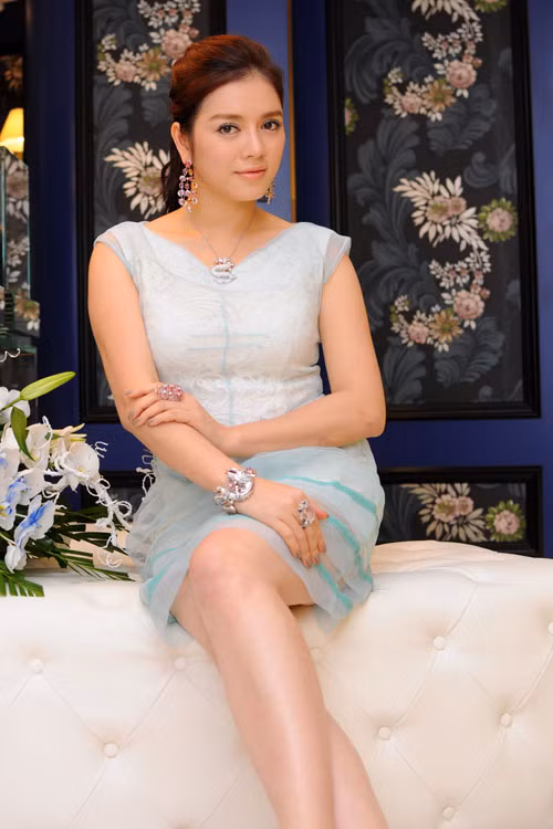 Cô chia sẻ tinh thần đã ổn hơn sau scandal "bỗng dưng có chồng" nhưng trong lòng thì vẫn cảm thấy rất buồn vì dư luận nghiệt ngã. Liên tục phải ngồi trên máy bay, thức khuya, dậy sớm khiến cô rơi vào trạng thái thiếu ngủ trầm trọng. Chính vì thế thần sắc của người đẹp kém tươi hơn mọi khi.