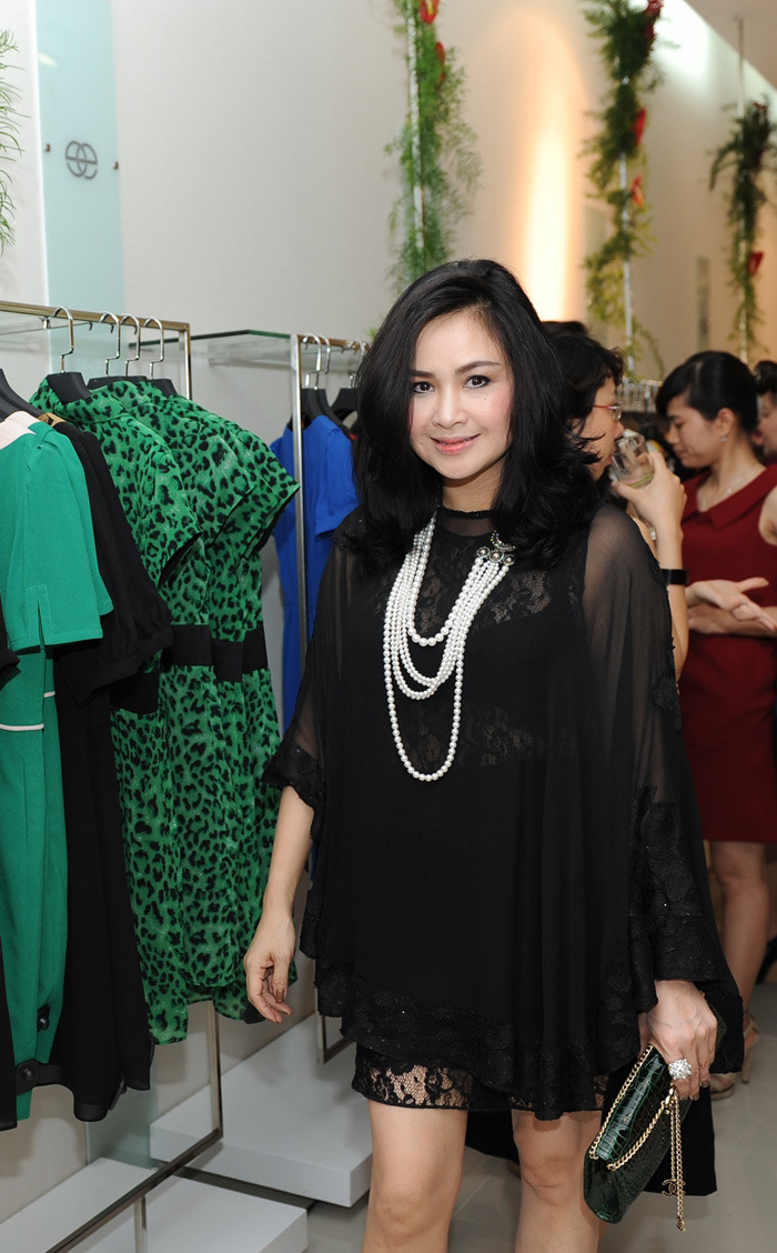 Có vẻ như màu đen là màu yêu thích của ca sỹ.