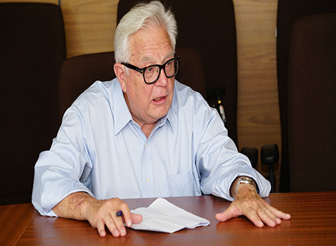 Giáo sư James Riedel phân tích các chính sách kinh tế của Trung Quốc thời Chủ tịch Mao Trạch Đông (ảnh: HSU)