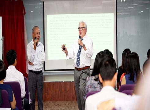 Buổi thuyết giảng của Giáo sư James Riedel tại Trường Đại học Hoa Sen (ảnh: HSU)