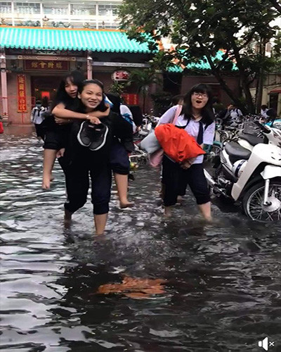 Học sinh của trường phải rất vất vả bước ra khu vực ngập để đến trường (ảnh: CTV) Học sinh của trường phải rất vất vả bước ra khu vực ngập để đến trường (ảnh: CTV)