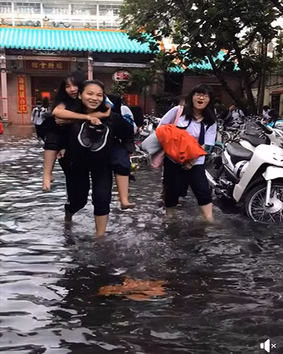 Học sinh của trường phải rất vất vả bước ra khu vực ngập để đến trường (ảnh: CTV)