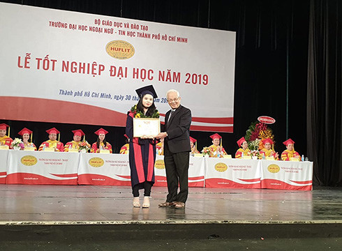 Chủ tịch Hội đồng Quản trị Trường Đại học HUFLIT - ông Huỳnh Thế Cuộc trao bằng tốt nghiệp cho thủ khoa (ảnh: P.L) Chủ tịch Hội đồng Quản trị Trường Đại học HUFLIT - ông Huỳnh Thế Cuộc trao bằng tốt nghiệp cho thủ khoa (ảnh: P.L)