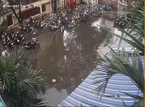 Cảnh tượng sân trường của trường Trần Hữu Trang ngập sau cơn mưa chiều ngày 1/10 (ảnh: CTV)