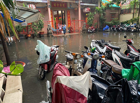 Nước lênh láng khắp mọi nơi trong sân trường khi mưa tới (ảnh: CTV) Nước lênh láng khắp mọi nơi trong sân trường khi mưa tới (ảnh: CTV)