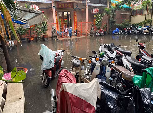 Nước lênh láng khắp mọi nơi trong sân trường khi mưa tới (ảnh: CTV)