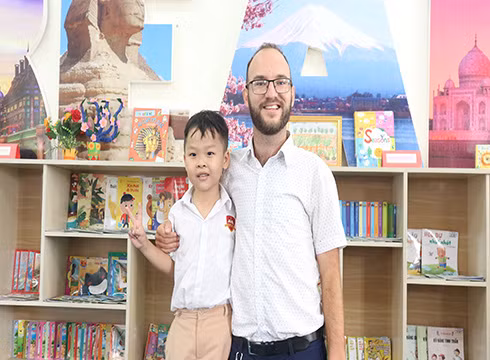 Khi học tiếng Anh riêng với thầy giáo, Chung tỏ ra yêu thích các chủ đề về khoa học tự nhiên (ảnh: iSchool) Khi học tiếng Anh riêng với thầy giáo, Chung tỏ ra yêu thích các chủ đề về khoa học tự nhiên (ảnh: iSchool)