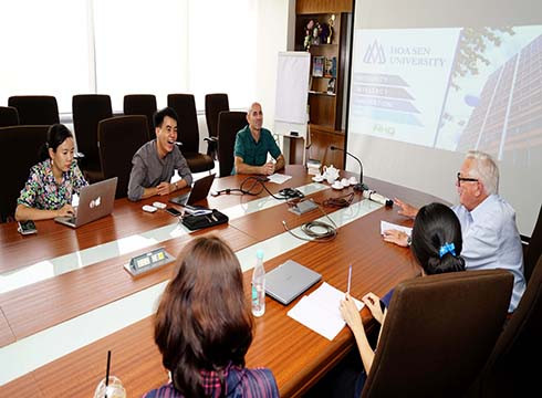 Giảng viên khoa Kinh tế Quản trị của HSU thảo luận với Giáo sư James Riedel (ảnh: HSU)