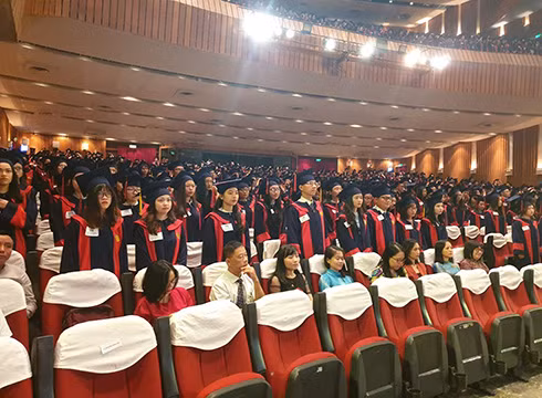Các tân cử nhân của Trường Đại học HUFLIT trong lễ tốt nghiệp (ảnh: P.L)