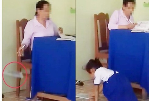 Một hành động ném vở của học sinh xuống đất, không phù hợp của cô N.T.T. (ảnh cắt từ video clip) Một hành động ném vở của học sinh xuống đất, không phù hợp của cô N.T.T. (ảnh cắt từ video clip)