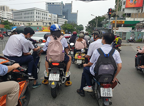 Một trường hợp học sinh ở Thành phố Hồ Chí Minh vi phạm luật giao thông (ảnh: P.L) Một trường hợp học sinh ở Thành phố Hồ Chí Minh vi phạm luật giao thông (ảnh: P.L)