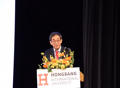 Phó Giáo sư Hồ Thanh Phong - Hiệu trưởng phát biểu tại lễ khai giảng năm học mới (ảnh: HIU)