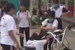 Nữ sinh bị bạn túm tóc, đánh tới tấp ở Bình Dương Nữ sinh bị bạn túm tóc, đánh tới tấp ở Bình Dương