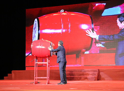 Hiệu trưởng đánh trống khai trường, khai giảng năm học mới (ảnh: P.L) Hiệu trưởng đánh trống khai trường, khai giảng năm học mới (ảnh: P.L)