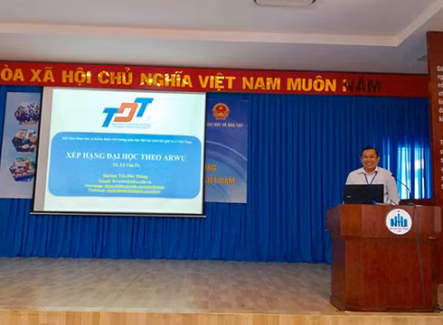 Tiến sĩ Lê Văn Út trình bày tại hội thảo ở Trường Đại học Nha Trang hôm 25/10 (ảnh: CTV)