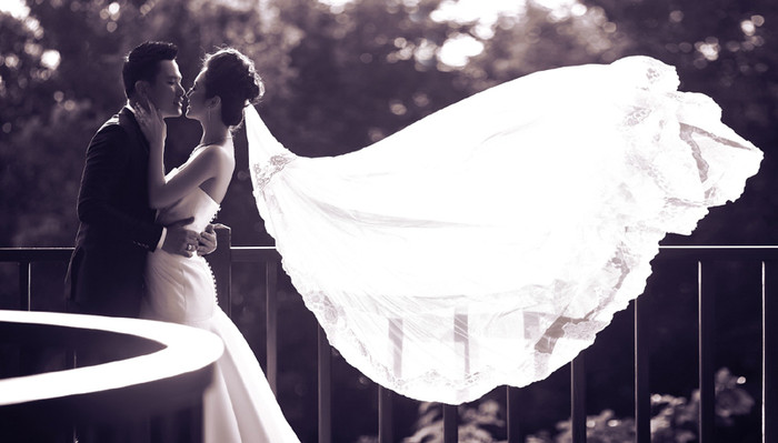 Khung cảnh lãng mạn cô dâu Jennifer bên chồng. Khung cảnh lãng mạn cô dâu Jennifer bên chồng.