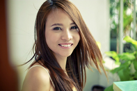 Đàm Thu Trang thổ lộ, cô cảm thấy rất tự hào và cảm kích vì nhận được sự giúp đỡ nhiệt tình từ nhạc sĩ Phạm Việt Hoàng – điều mà không phải người đẹp nào cũng có.