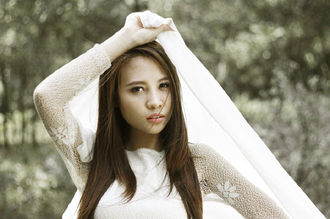 Trong khoảng thời gian quay MV, nhiều lúc Trang cảm thấy thật sự mệt mỏi và muốn buông xuôi. Dưới cái nắng chói chang như vậy, mà Trang phải “phơi nắng” từ sáng đến chiều suốt 2 ngày trời.