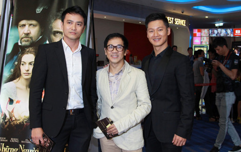 Anh nổi bật và nhỏ bé khi đứng giữa Đức Tuấn và một người bạn. Anh nổi bật và nhỏ bé khi đứng giữa Đức Tuấn và một người bạn.