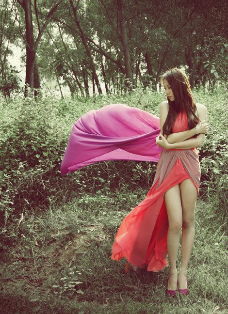 Nội dung của ca khúc và MV “Nguyện ước quay về” như một câu chuyện tình yêu của người con gái kể lại. Trong suốt 2 ngày liền, Đàm Thu Trang cùng ekip đã phải làm việc cật lực từ 4h sáng đến 9h tối mới ghi lại được những thước phim tâm đắc nhất.