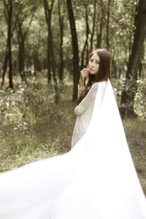 Trong MV có một cảnh quay giữa hồ, nên Trang và cả ê-kíp phải lội nước ra tận giữa hồ để quay, đến lúc về mới biết là bị chảy máu chân từ lúc nào không hay”.