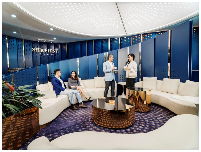 SHB First Club gây ấn tượng mạnh với không gian tổng hòa của sự sang trọng thời thượng với President Suite, phòng hút Cigar riêng tư, khu massage giữa vườn cây, khu làm việc biệt lập, tầm nhìn ra đường băng. SHB First Club gây ấn tượng mạnh với không gian tổng hòa của sự sang trọng thời thượng với President Suite, phòng hút Cigar riêng tư, khu massage giữa vườn cây, khu làm việc biệt lập, tầm nhìn ra đường băng.