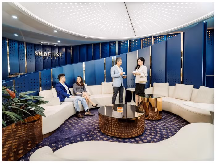 SHB First Club gây ấn tượng mạnh với không gian tổng hòa của sự sang trọng thời thượng với President Suite, phòng hút Cigar riêng tư, khu massage giữa vườn cây, khu làm việc biệt lập, tầm nhìn ra đường băng. SHB First Club gây ấn tượng mạnh với không gian tổng hòa của sự sang trọng thời thượng với President Suite, phòng hút Cigar riêng tư, khu massage giữa vườn cây, khu làm việc biệt lập, tầm nhìn ra đường băng.