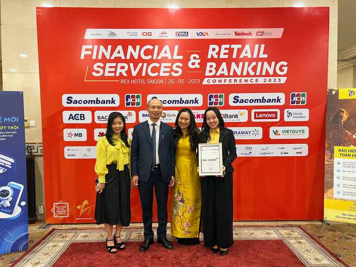 Ban điều hành BAC A BANK cùng giám đốc các chi nhánh tại Thành phố Hồ Chí Minh. Ban điều hành BAC A BANK cùng giám đốc các chi nhánh tại Thành phố Hồ Chí Minh.