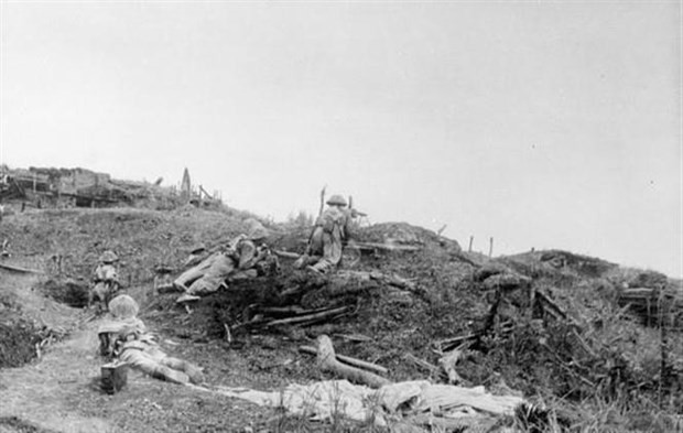 Lực lượng xung kích của bộ đội ta lợi dụng địa hình địa vật tiến sát vào các vị trí của địch trên đồi Him Lam để tấn công và tiêu diệt cứ điểm này thuộc tuyến phòng thủ phía Bắc của địch, ngay trong ngày mở đầu chiến dịch, chiều 13/3/1954. (Ảnh: Tư liệu TTXVN) Lực lượng xung kích của bộ đội ta lợi dụng địa hình địa vật tiến sát vào các vị trí của địch trên đồi Him Lam để tấn công và tiêu diệt cứ điểm này thuộc tuyến phòng thủ phía Bắc của địch, ngay trong ngày mở đầu chiến dịch, chiều 13/3/1954. (Ảnh: Tư liệu TTXVN)