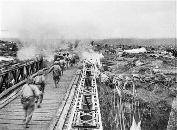 Bộ đội ta vượt qua cầu Mường Thanh, tấn công vào Sở chỉ huy Tập đoàn cứ điểm Điện Biên Phủ, chiều 7/5/1954. (Ảnh: Tư liệu TTXVN) Bộ đội ta vượt qua cầu Mường Thanh, tấn công vào Sở chỉ huy Tập đoàn cứ điểm Điện Biên Phủ, chiều 7/5/1954. (Ảnh: Tư liệu TTXVN)